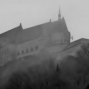 Burg im Nebel