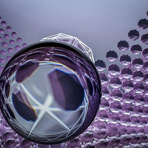 Glaskugel mit Perlen