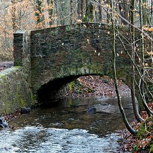 Die Brücke über dem Bach
