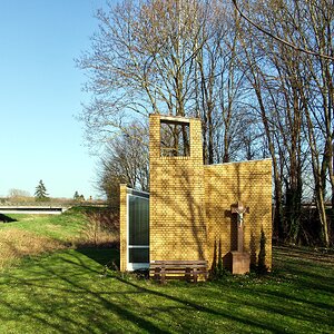 Kapelle neben der innerorts Brücke zwischen der Ortsausfahrt auf die B44 (die Brücke im Hintergrund)