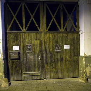 Tür und Tor einer ehemaligen Holzhandlung