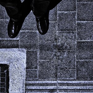 Der mit den schwarzen Schuhen.