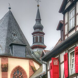 Rote Fensterläden