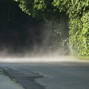 Dampfender Asphalt.