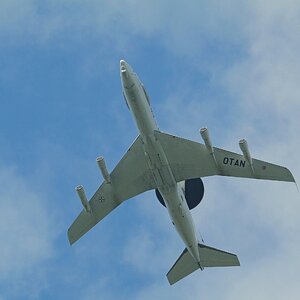 AWACS im Niedrigflug.