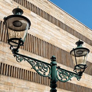 Antik vor modernem Bau