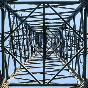 Strommast Durchblick