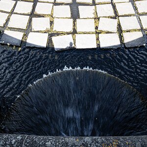 Schattenknipser über dem Brunnen