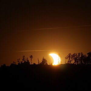 Gleichzeitiger Sonnen- und Neumonduntergang