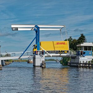DHL     (Ophaalbrug)