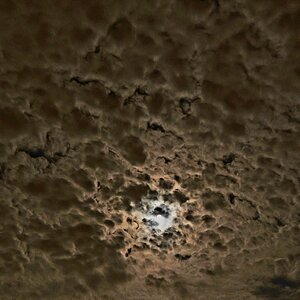 Wolkiger Vollmond.