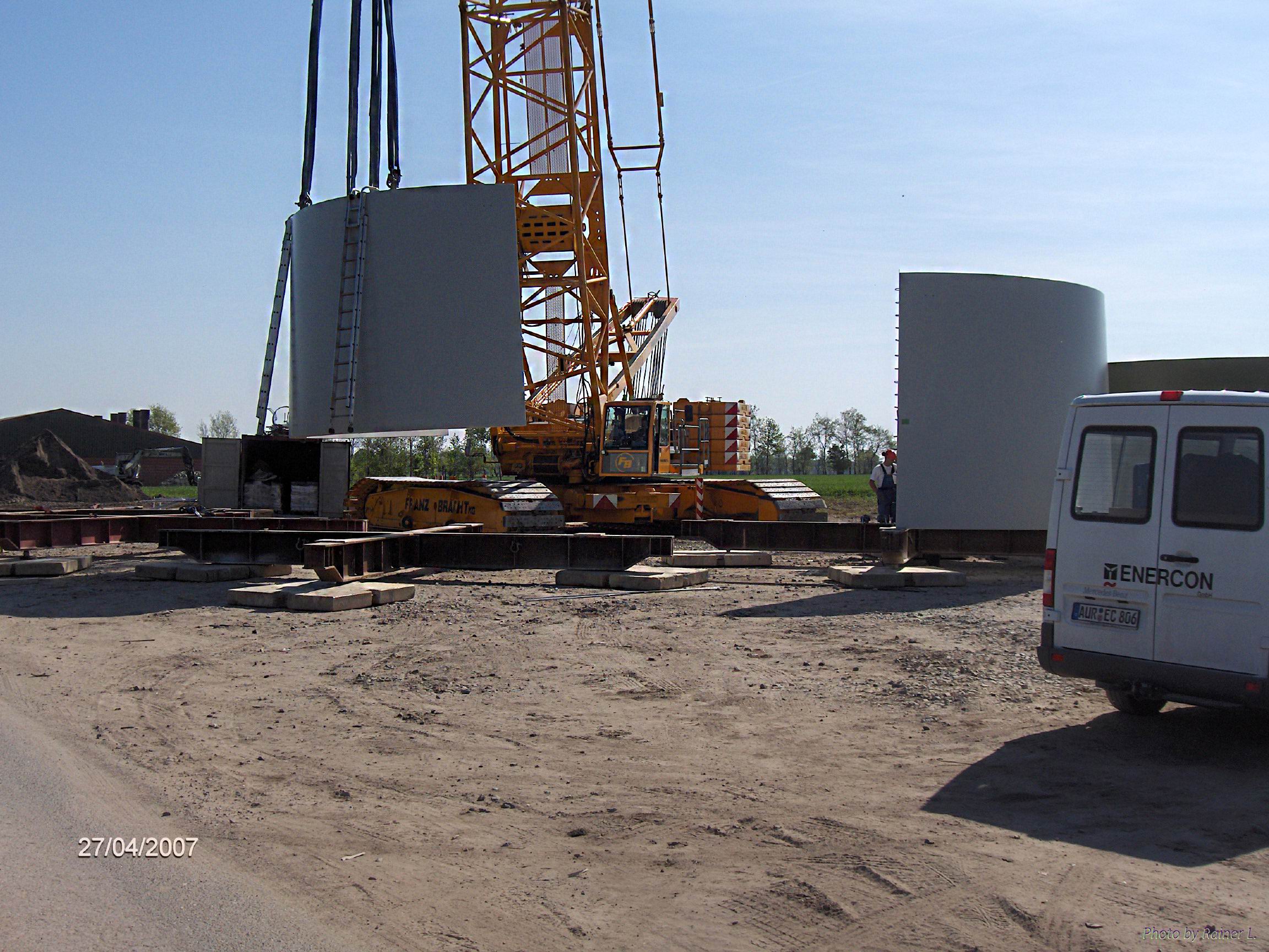 108 Meter_15  - Turmteile am Kran