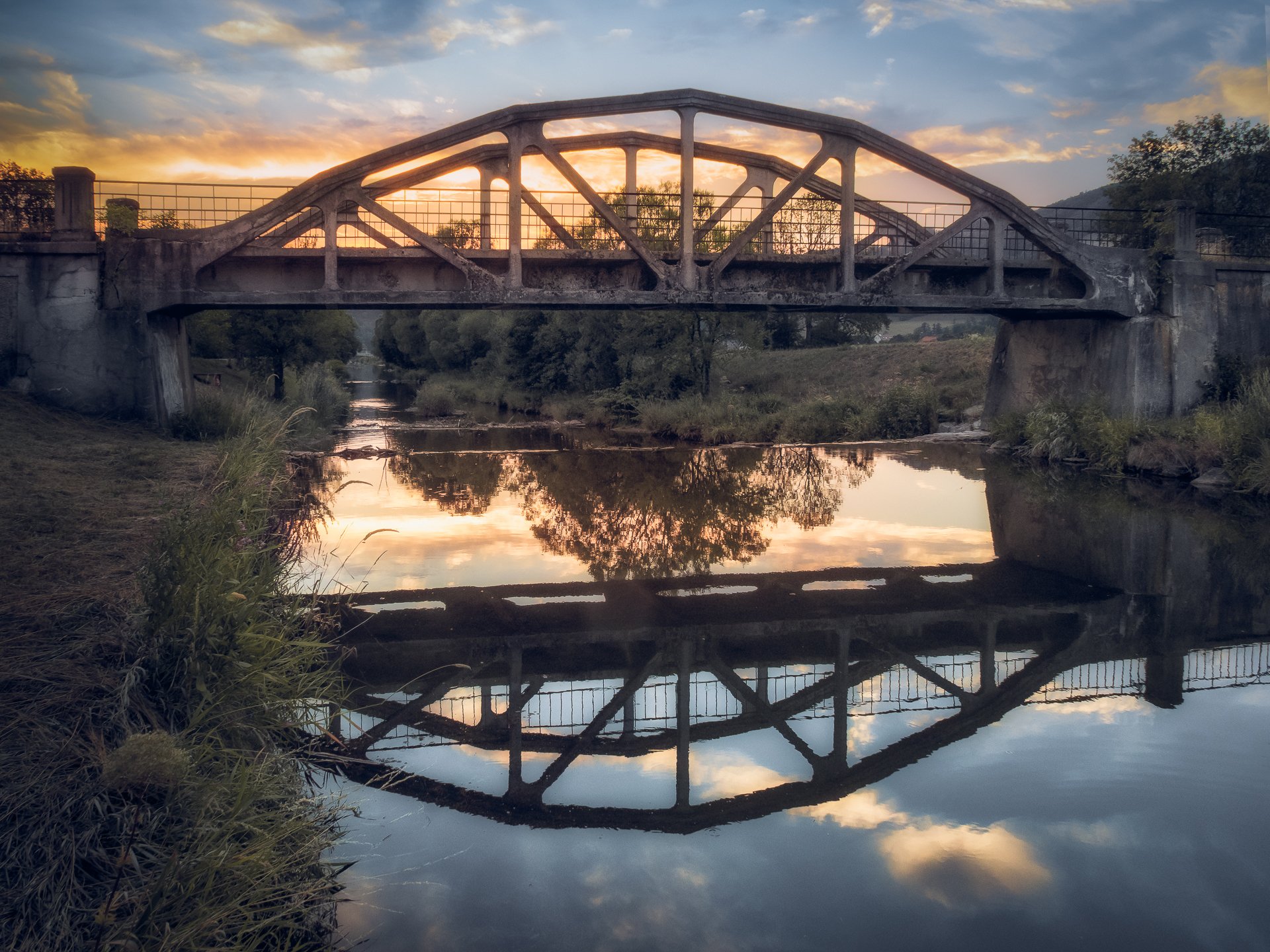 alte Brücke im Juli