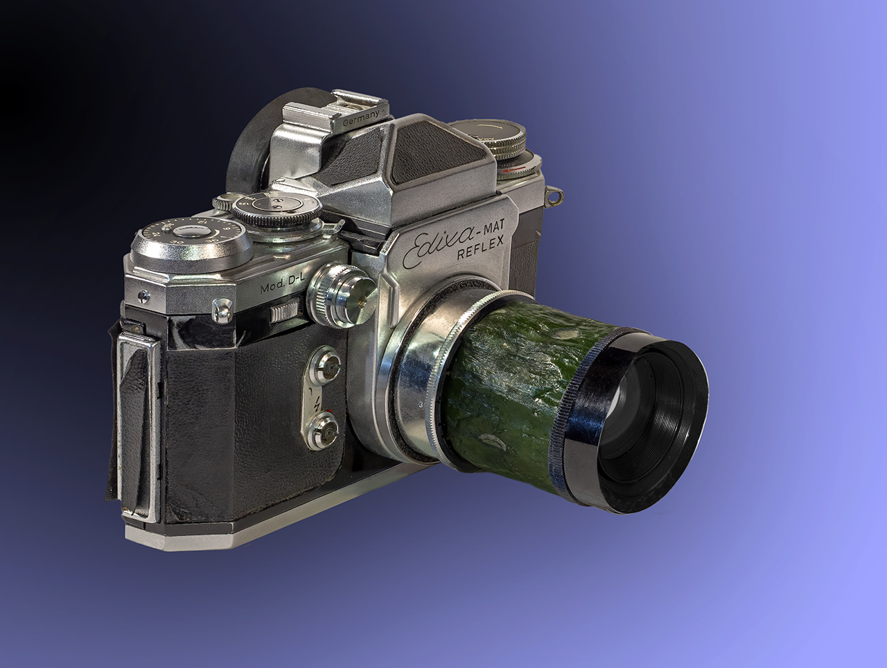 alte Kamera mit "Gurkinon"-Objektiv