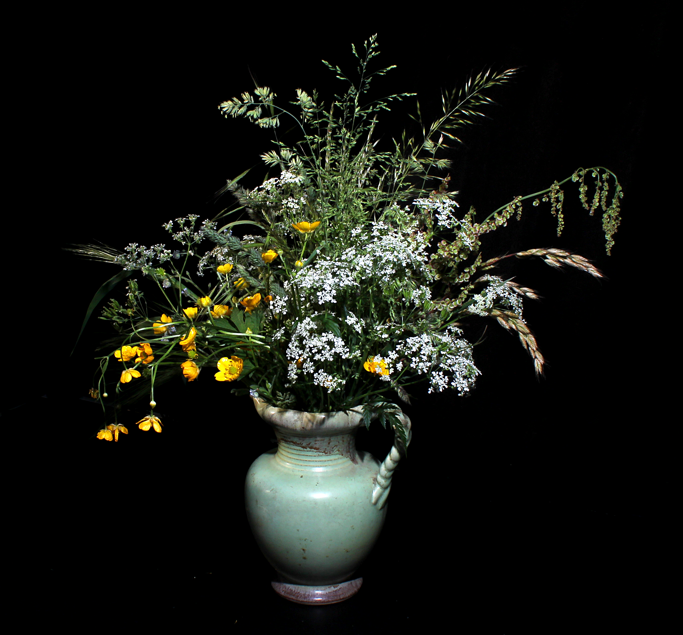 Alte Vase mit Feldblumen.jpg