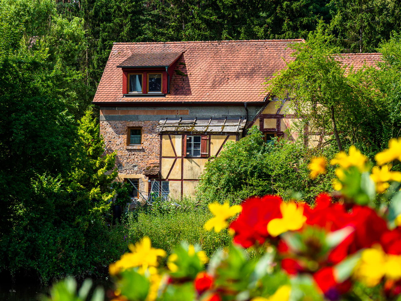 Altes Haus hinterm Alten Fluß.jpg