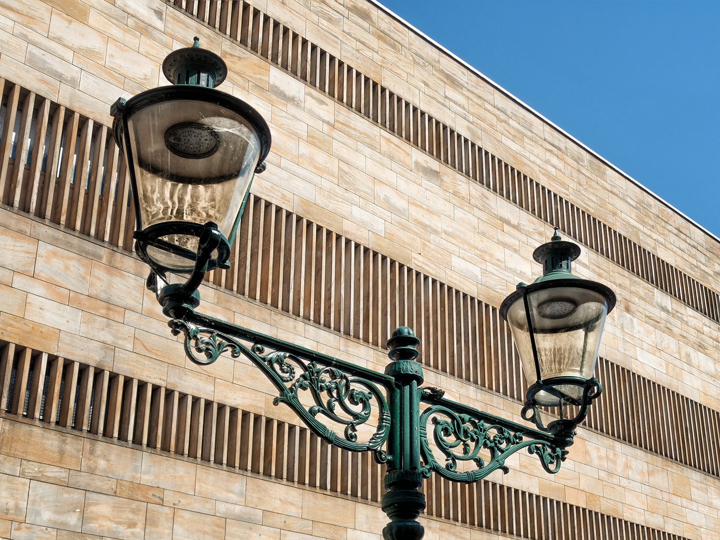 Antik vor modernem Bau