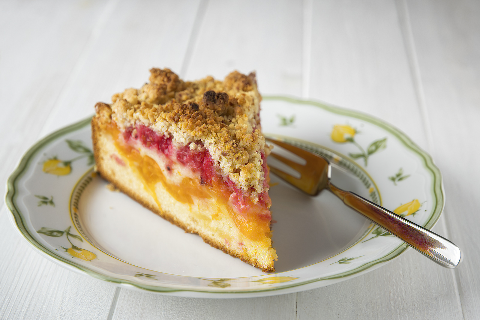 Aprikosen-Johannisbeer-Kuchen mit Mandelstreuseln