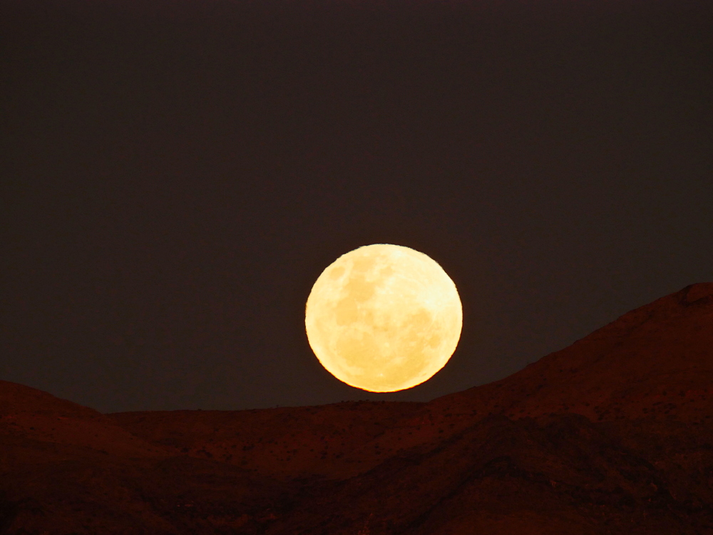 Aufgehender Vollmond über der Namib