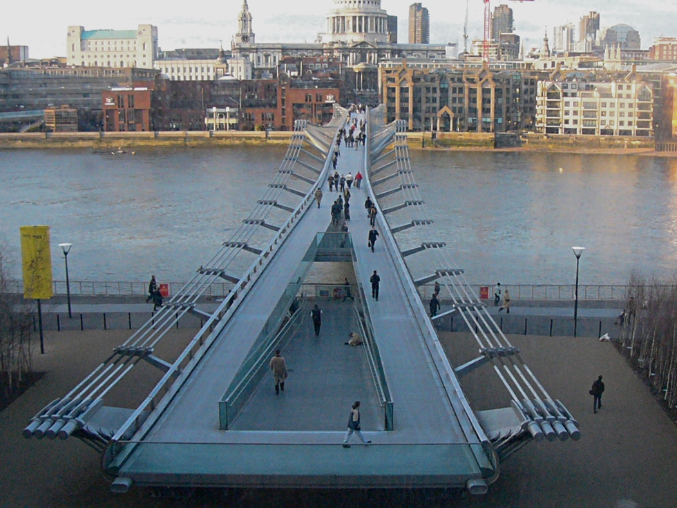 Aufstiegsrampe der Millenniums Bridge