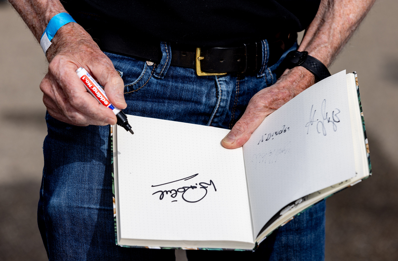 Autogramme bis zur letzten Minute vor dem Start