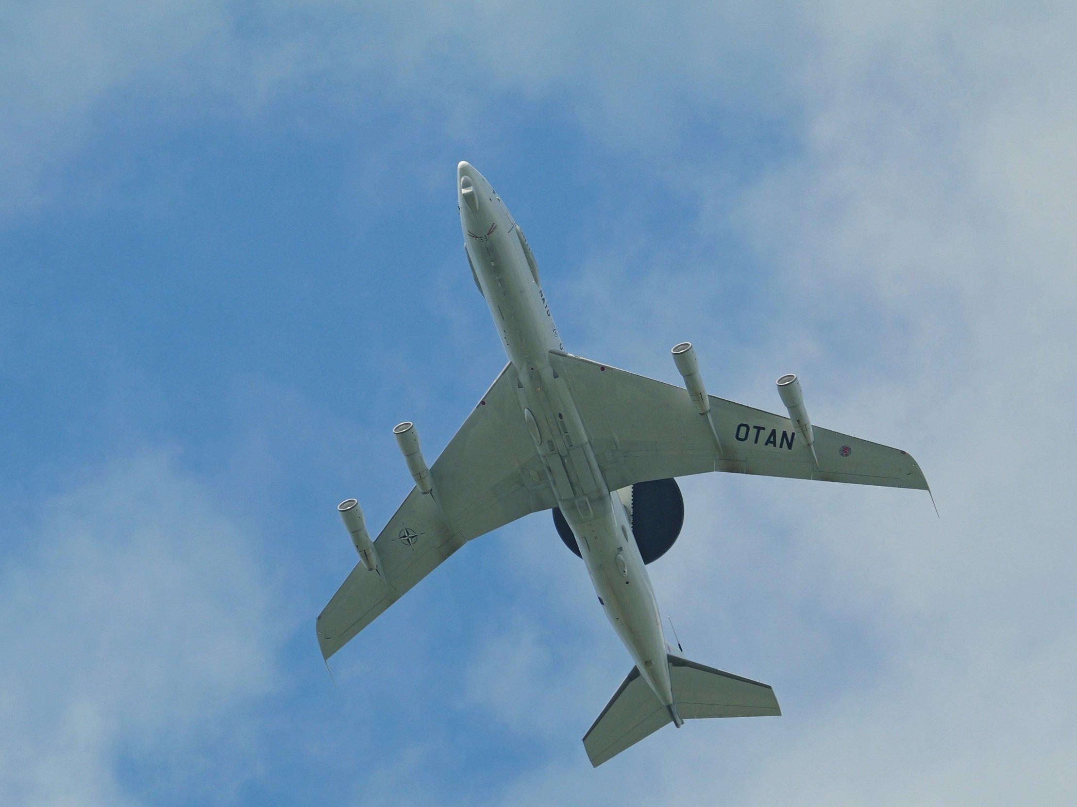AWACS im Niedrigflug.