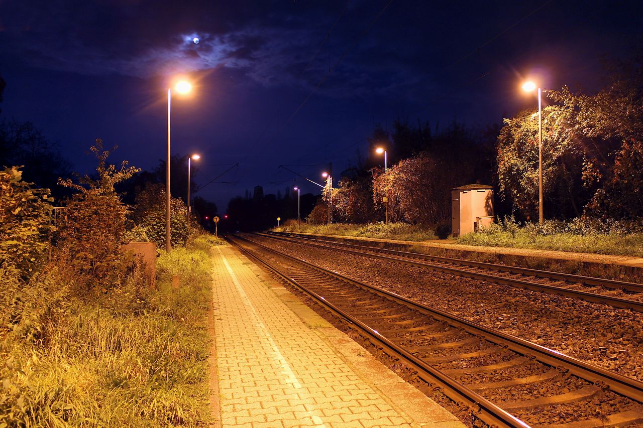 Bahngleise bei Nacht