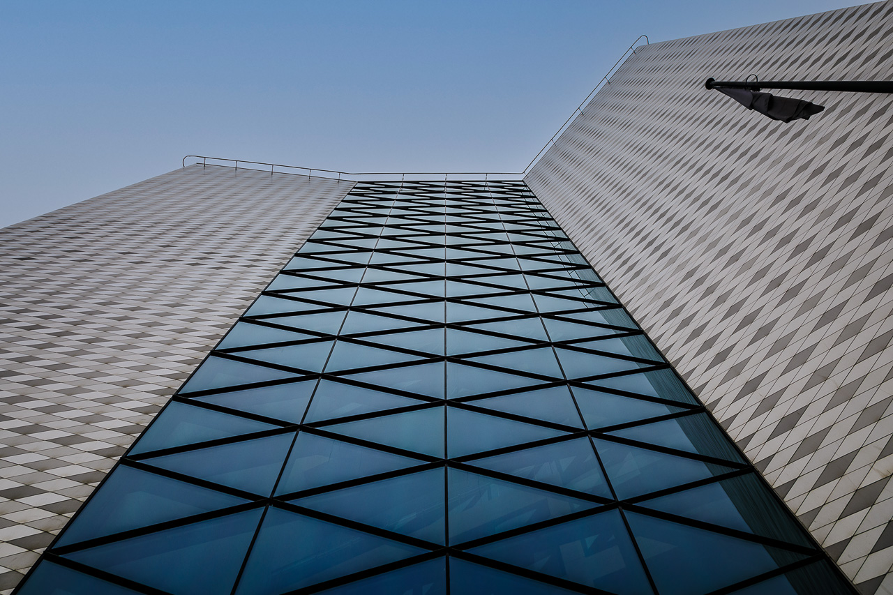 Bank > Fassade mit schwarzer Flagge