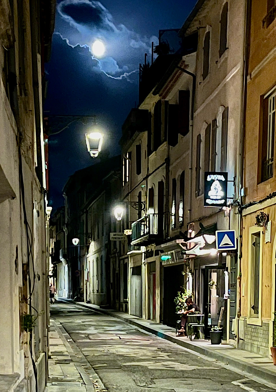 Beinahe Vollmond über Arles