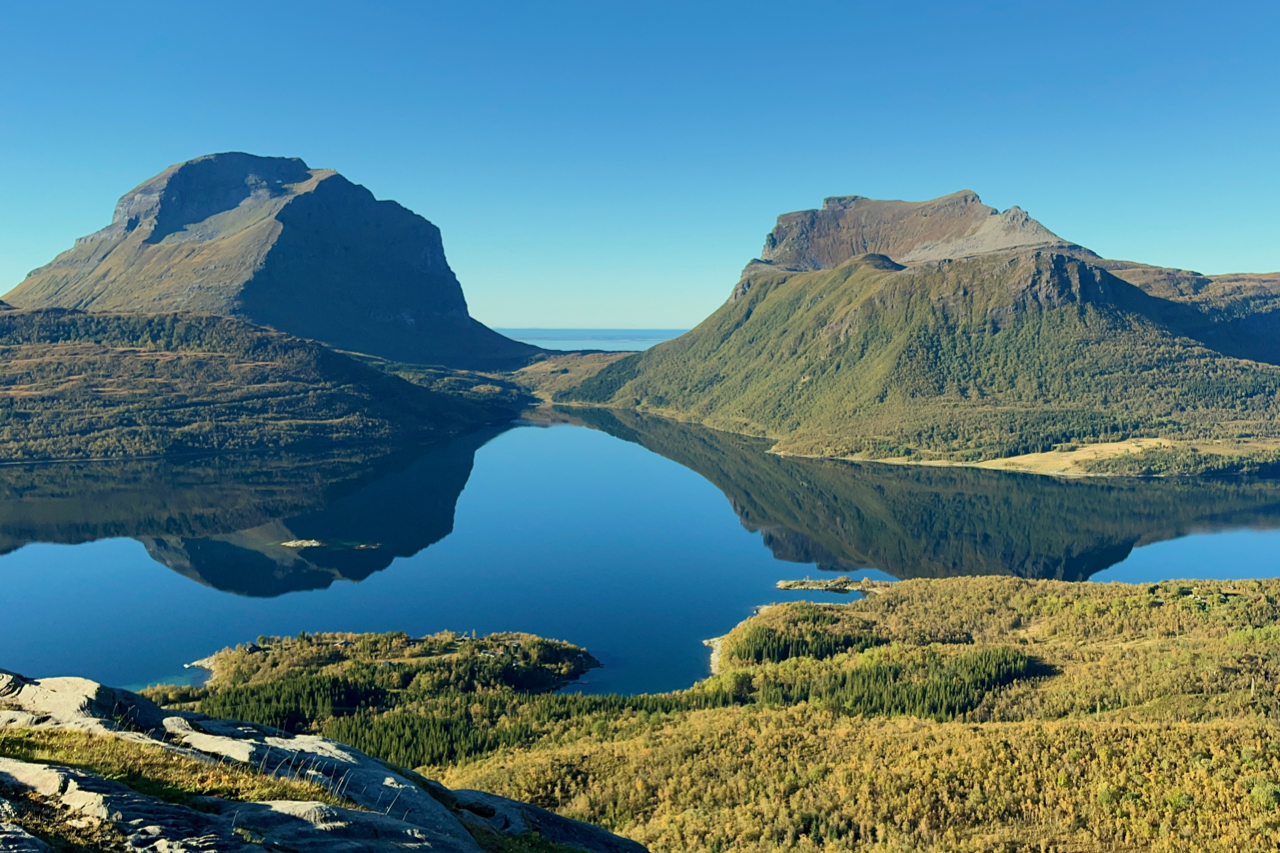 Berge am Fjord
