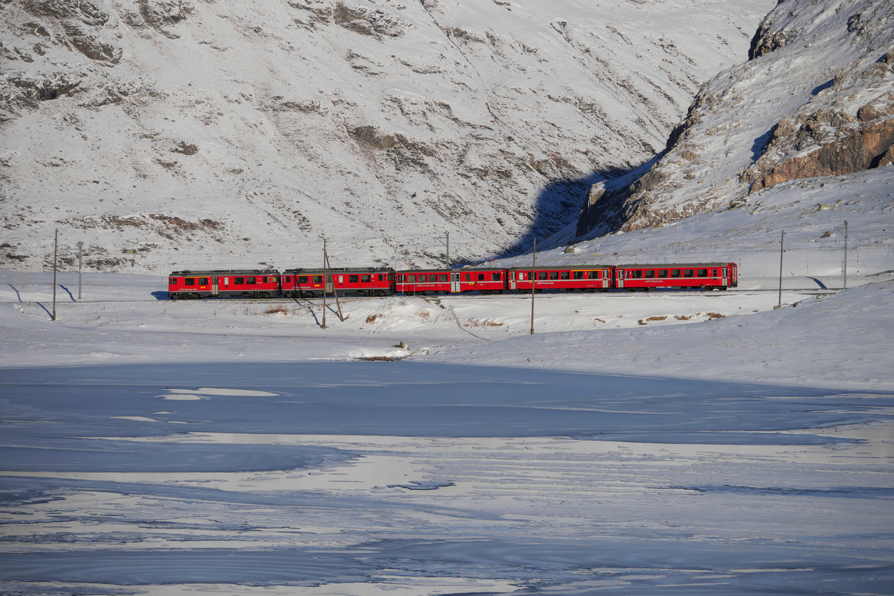 Bernina Express am Lago Bianco auf 2234 Hm.