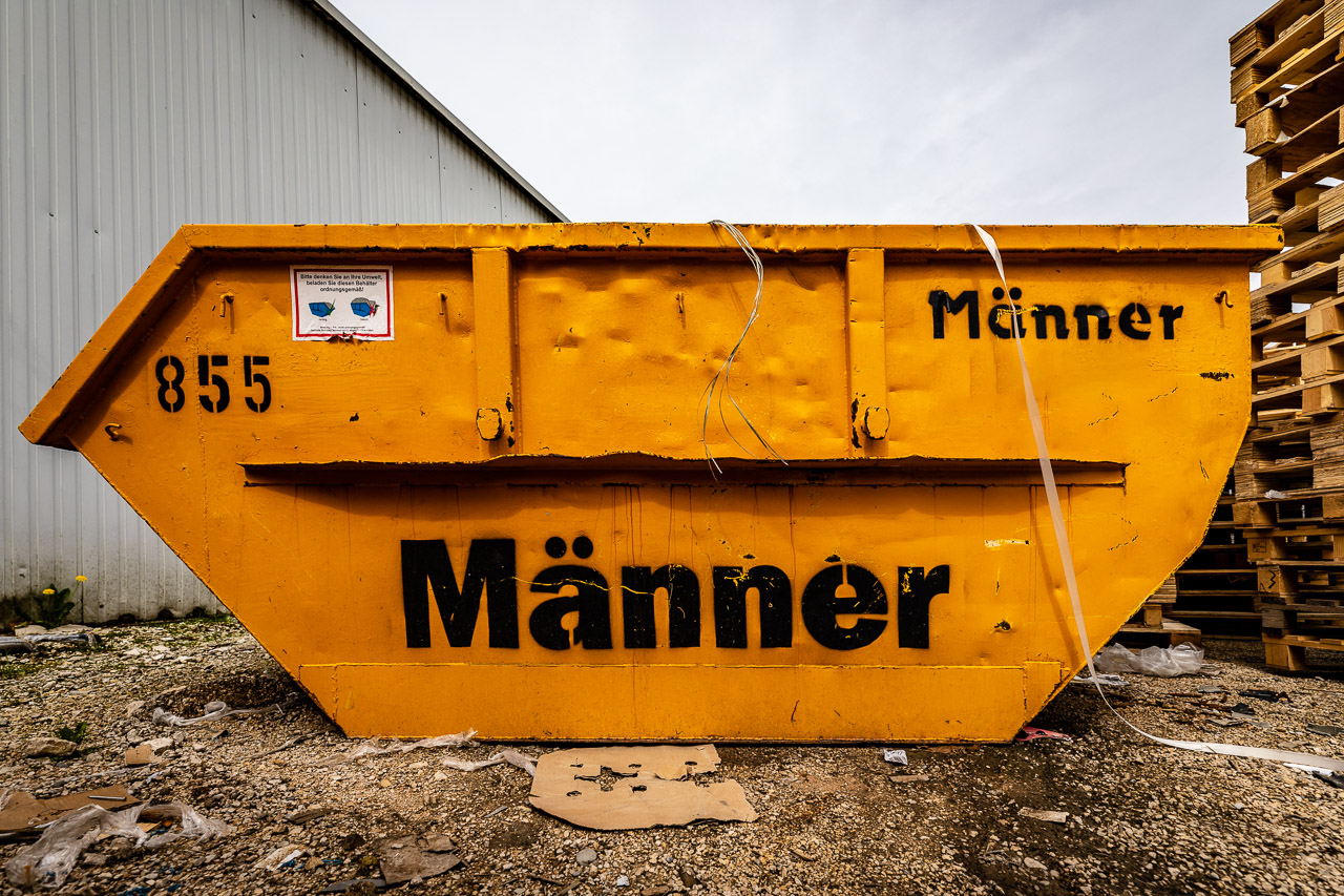 Bitte denken Sie an Ihre Umwelt, beladen Sie den Behälter ordnungsgemäß!