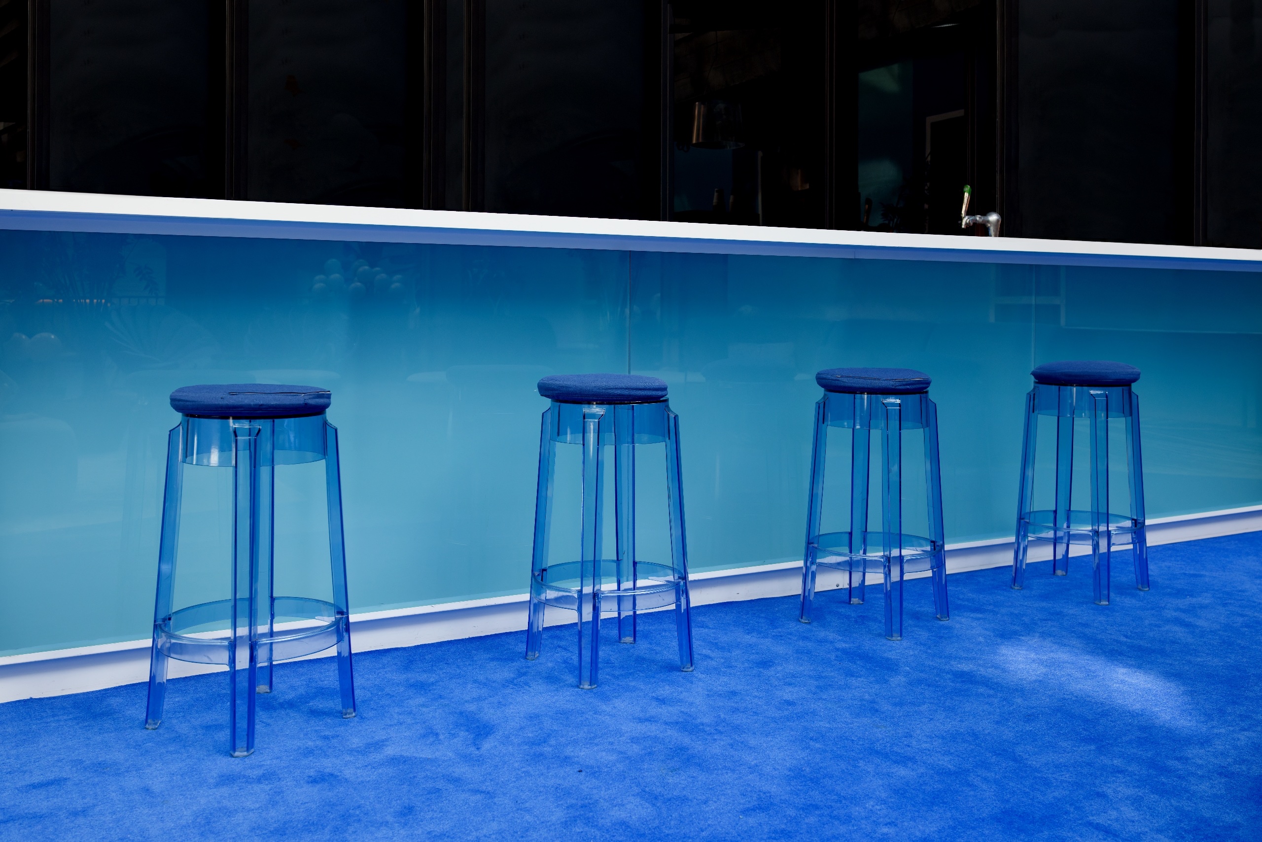 Blau an der Bar