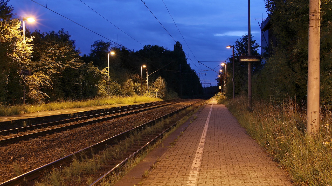 Blaue Stunde am Bahnhof.jpg