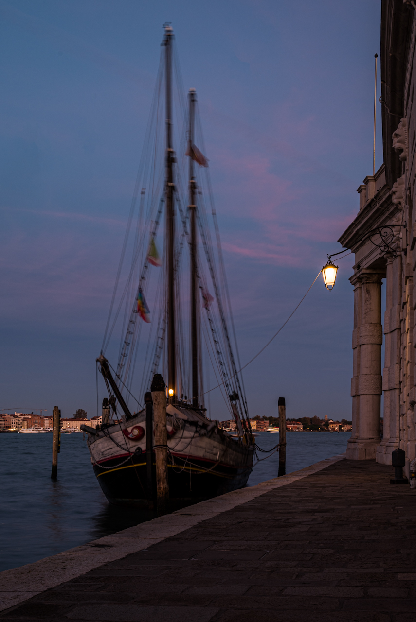 Blaue Stunde an der Ponta de Dogana - Venedig