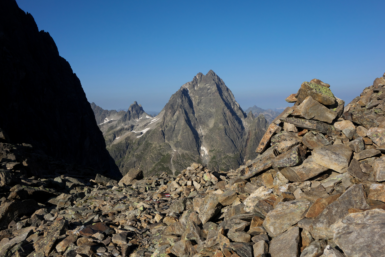 Blick zur Fasulspitze (2835m) und Patteriol (3056m) .