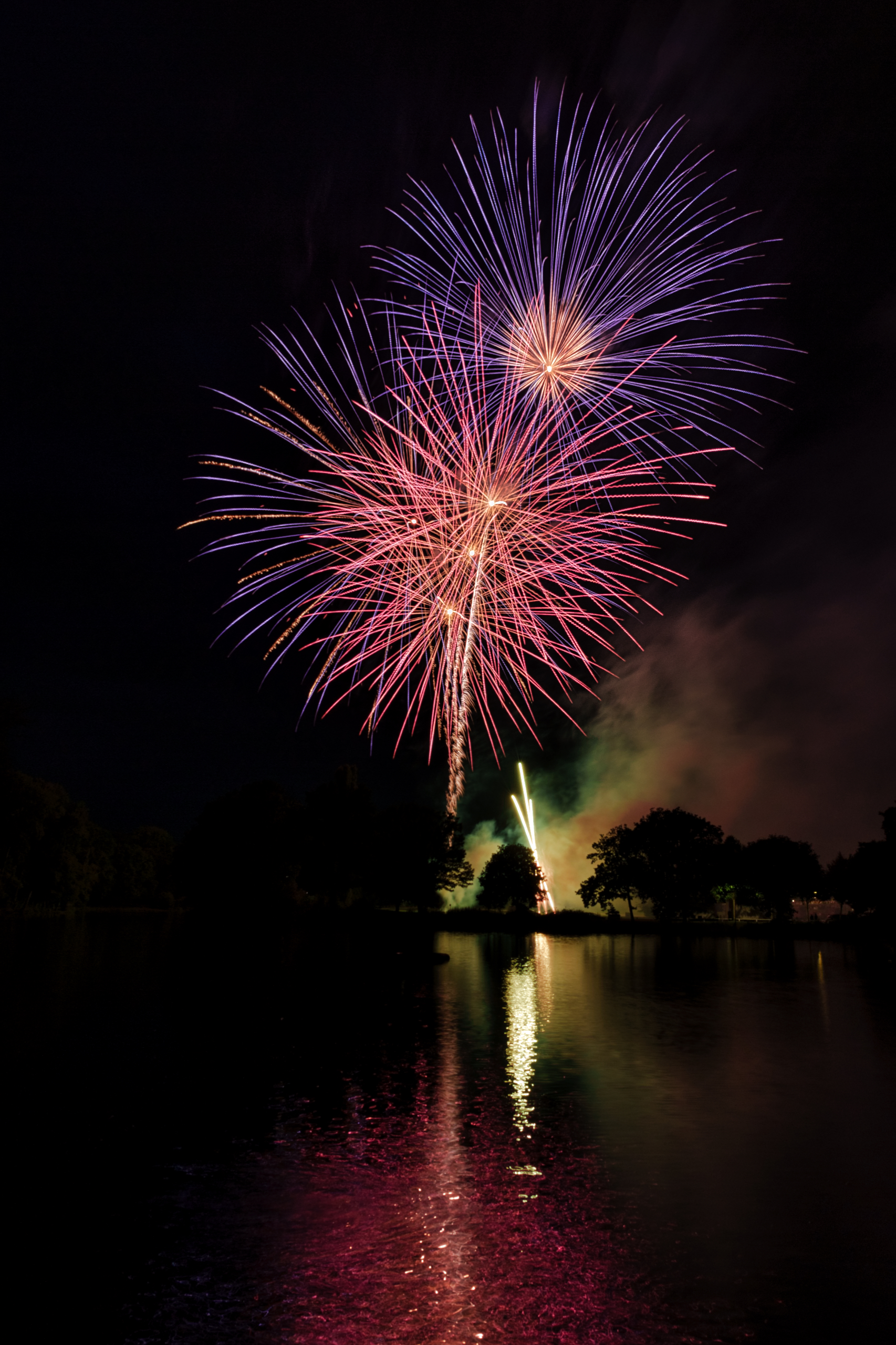 Brilliantfeuerwerk über dem Ellernteich