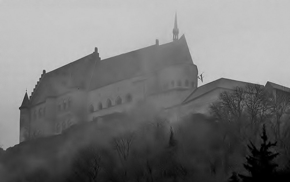 Burg im Nebel