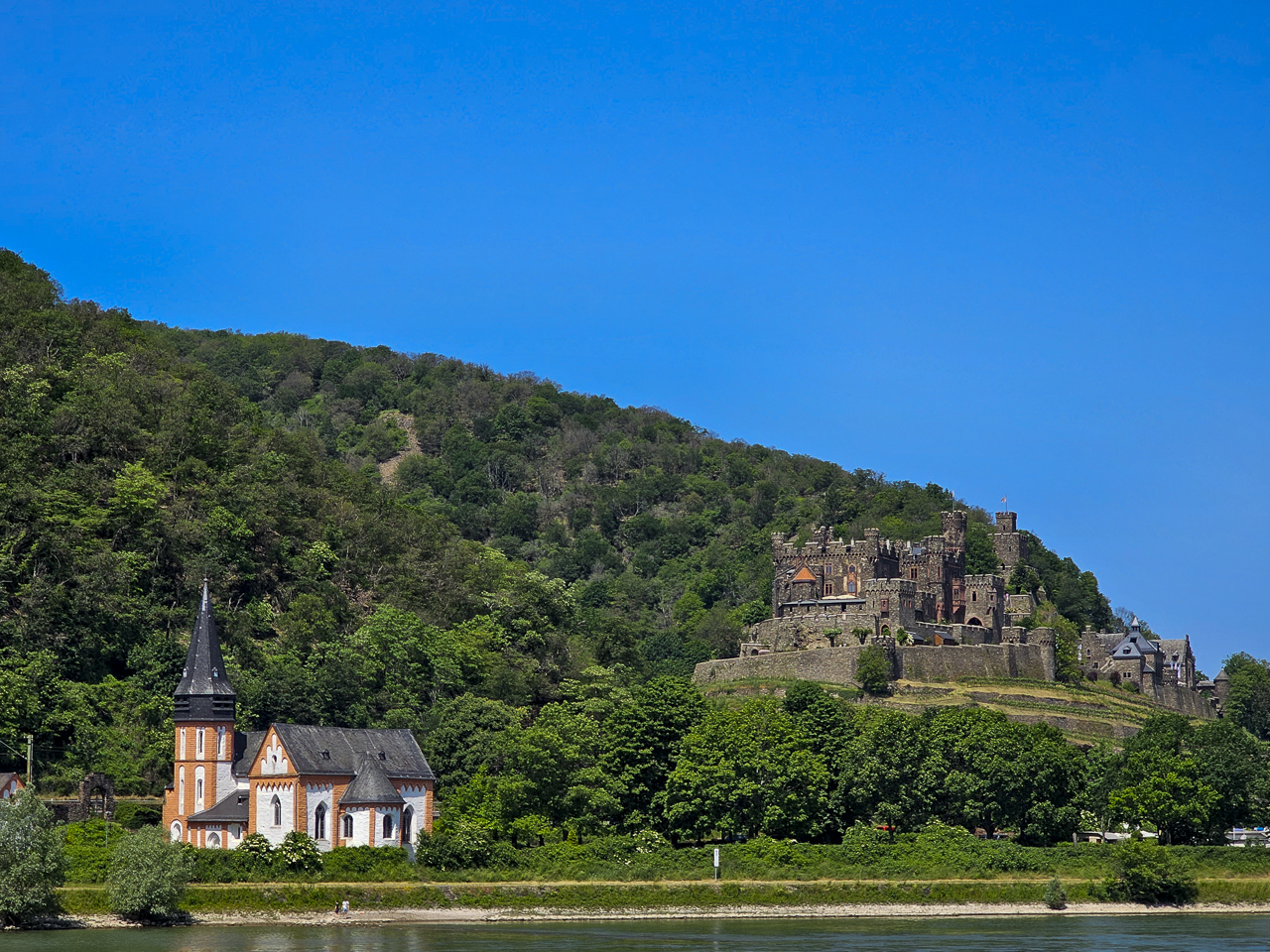 Burg Reichenstein und St. Clemens Katholische Kirche in Trechtingshausen, Rheinland-Pfalz