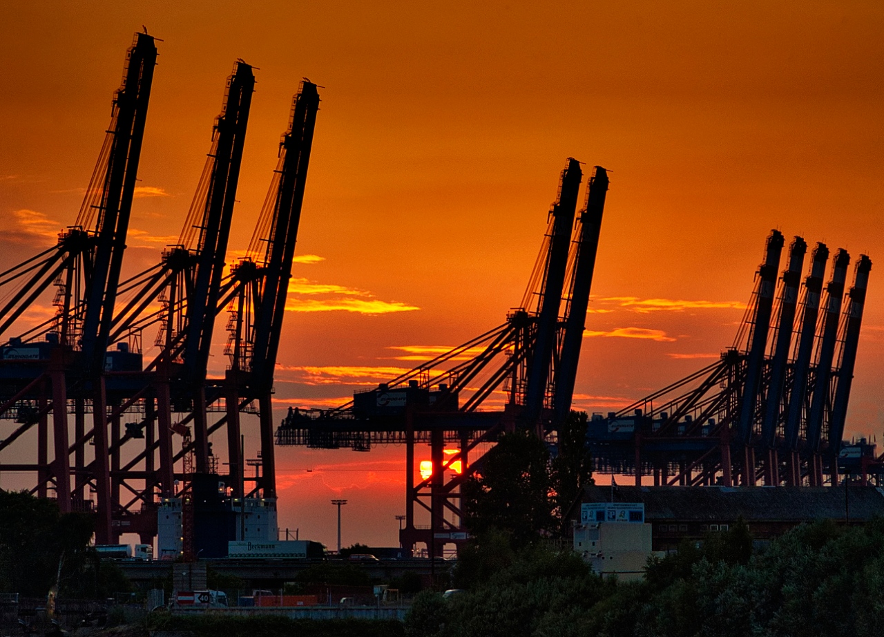 Containerbrücken vor der untergehenden Sonne