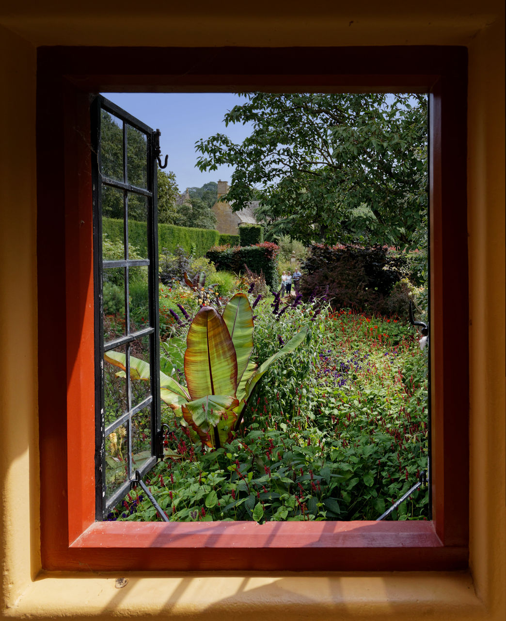 Cotswolds Hidcote Manor Gaarden Blick durch das Fenster in den Englischen Garten