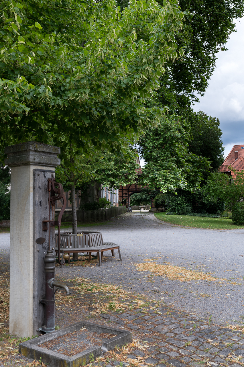 der Brunnen vor dem Torhaus im Juli