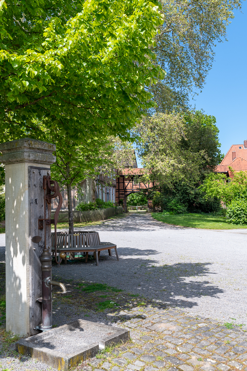 Der Brunnen vor dem Torhaus im Mai