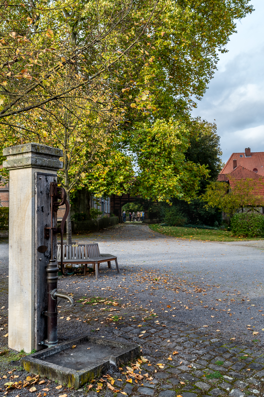 Der Brunnen vor dem Torhaus im Oktober