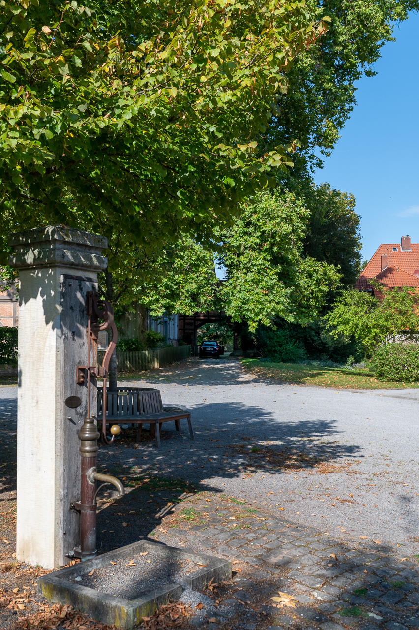 der Brunnen vor dem Torhaus im September