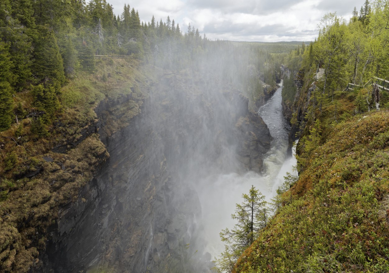 Der Canyon des Wasserfalls Hällingsåfallet an der schwedischen "Wilderness-Road"