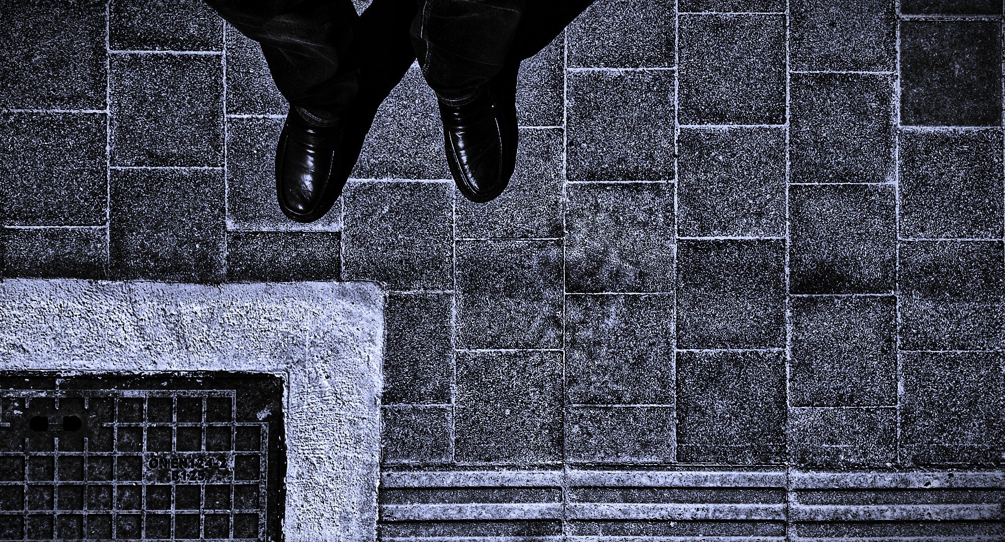 Der mit den schwarzen Schuhen.