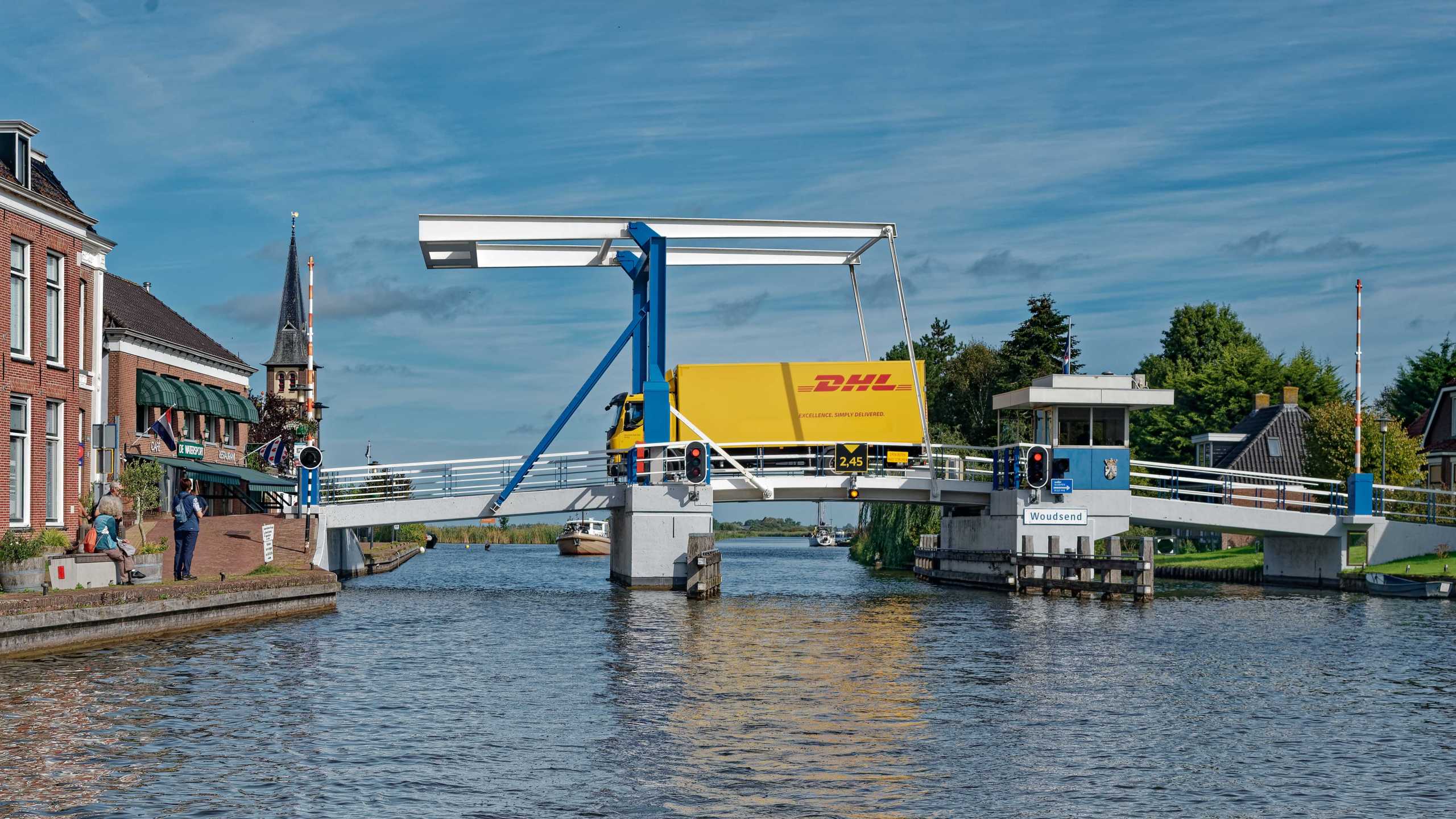 DHL     (Ophaalbrug)