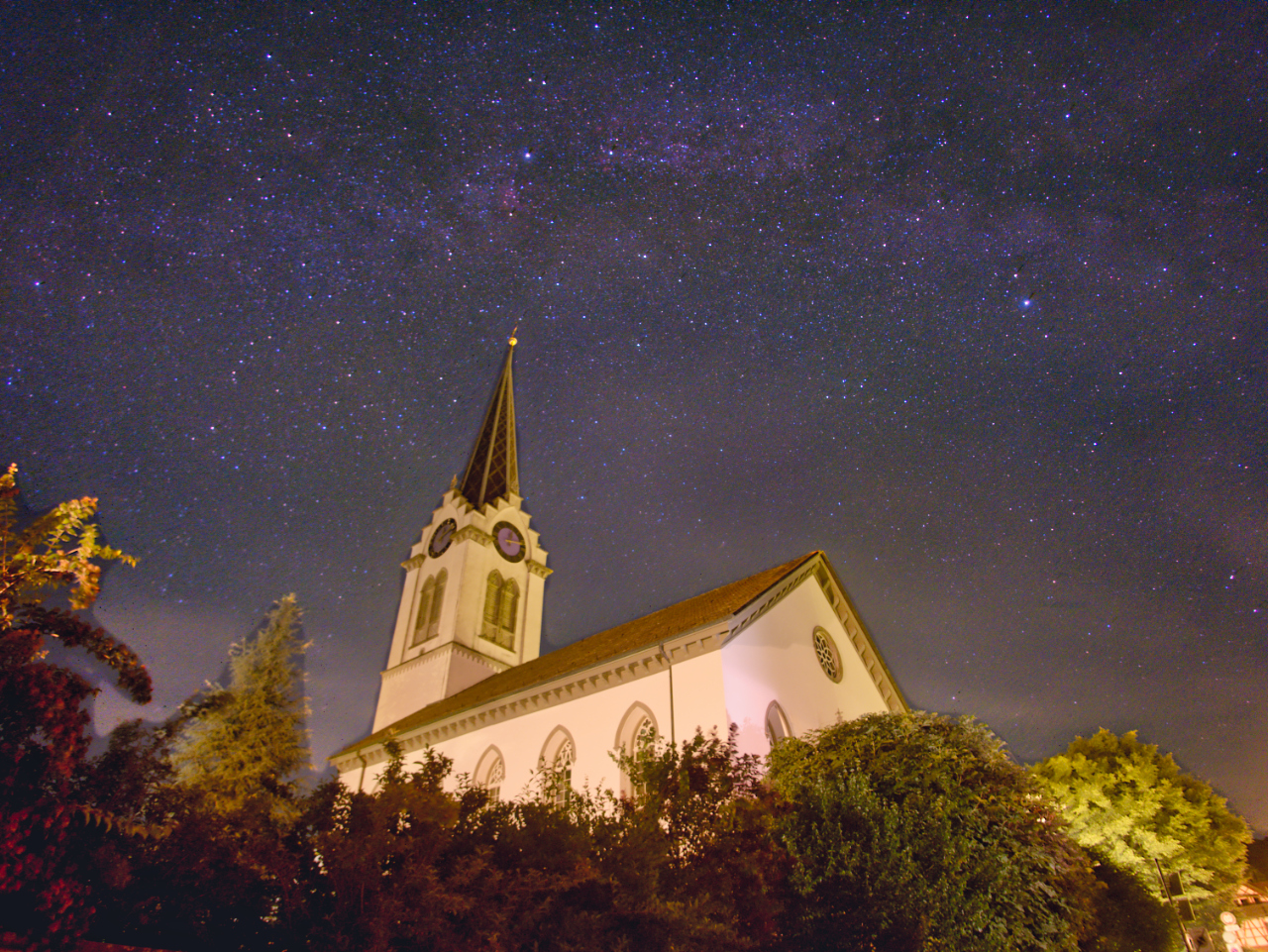 Die Kirche von Berlingen am Bodensee (CH) mit Milchstrasse