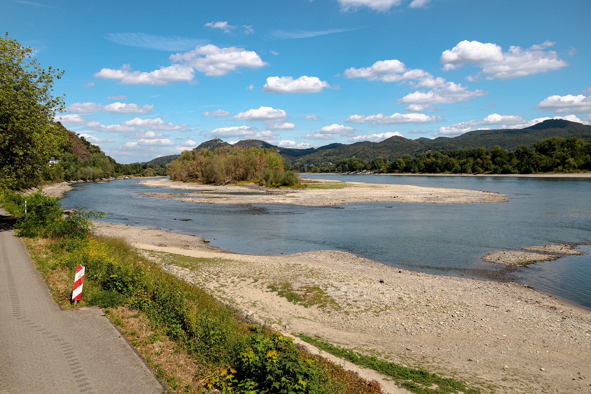 Die Rhein"straße" in der Entstehung ........